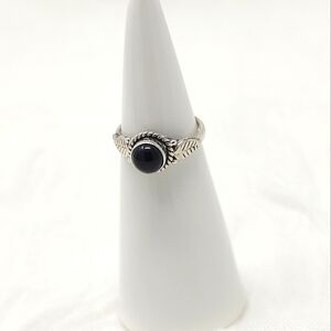 Size 6 sterling silver and black obsidian center stone ring EUC